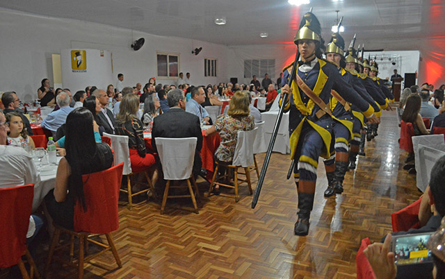 Público assiste a saída dos militares trajando o uniforme histórico