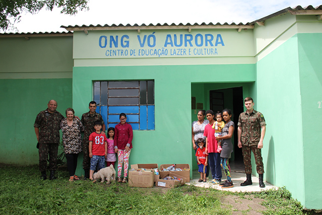 01 Militares da 1ª Bda C Mec realizam entrega de alimentos arrecadados na Campanha do Quilo