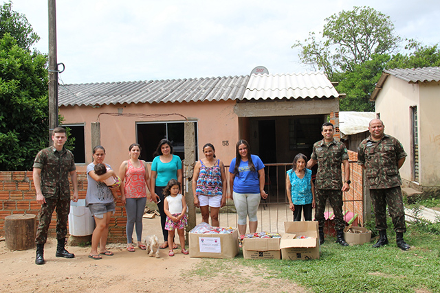 02 Militares da 1ª Bda C Mec realizam entrega de alimentos arrecadados na Campanha do Quilo