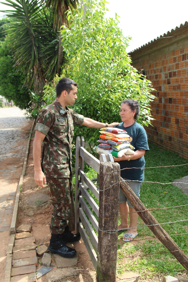 03 Militar da 1ª Bda C Mec realiza entrega de alimentos arrecadados na Campanha do Quilo