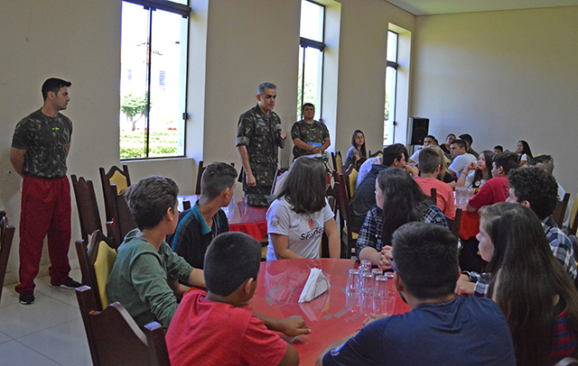 Comandante do 4º RCB parabenizou as crianças e os instrutores por mais um ano de atividades