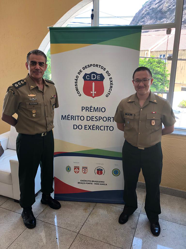 Após a entrega da láurea, Cmt conversou com o Sgt Wu, medalhista olímpico na Pistola 10m