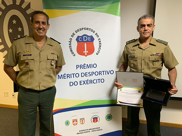 Cmt recebeu o diploma em nome do Regimento