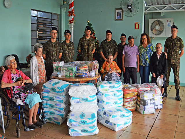 Moradores do Lar participaram do ato de entrega junto com os militares