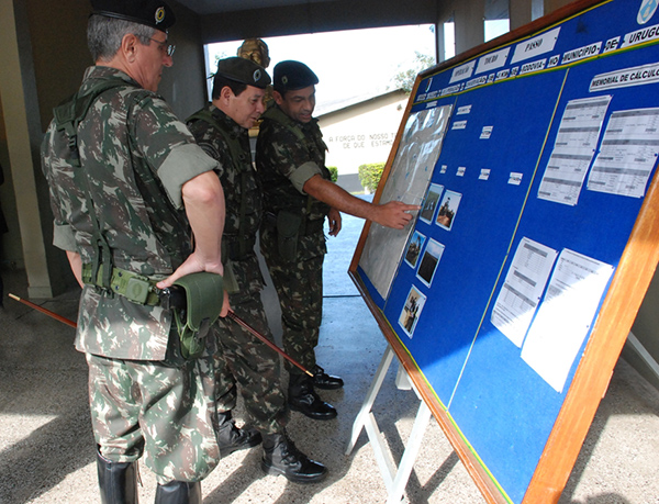 gen mourao visita 2 cia e cmb mec