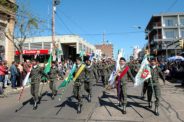 Desfile 5º R C Mec 03