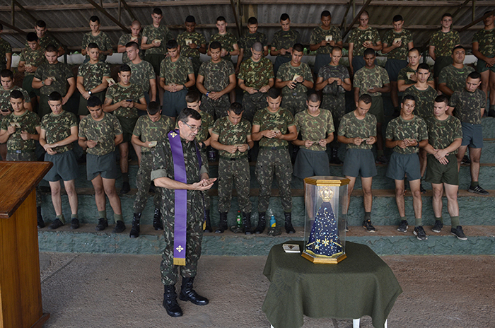 Oração JubilarCapelão Maj Claudio José e soldados do 3º BPE   POA em 11 FEV 16