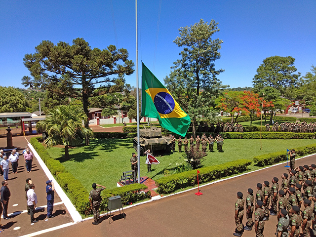 Hasteamento da Bandeira do Brasil foi realizado pelo CMT do 4°RCB