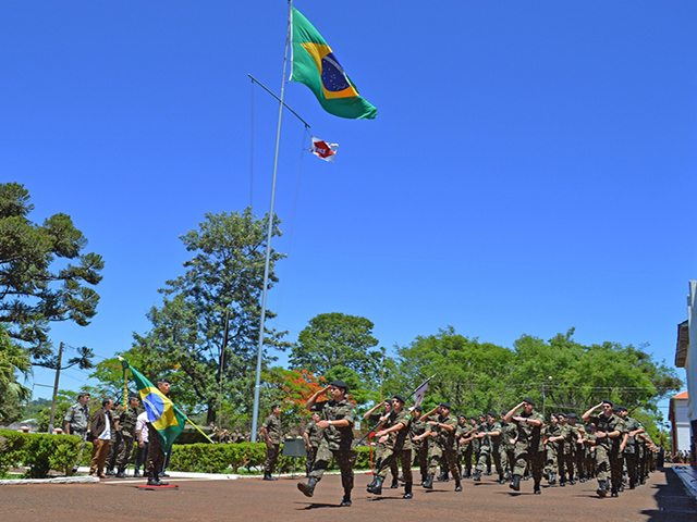 Militares desfilam em continência à Bandeira Nacional