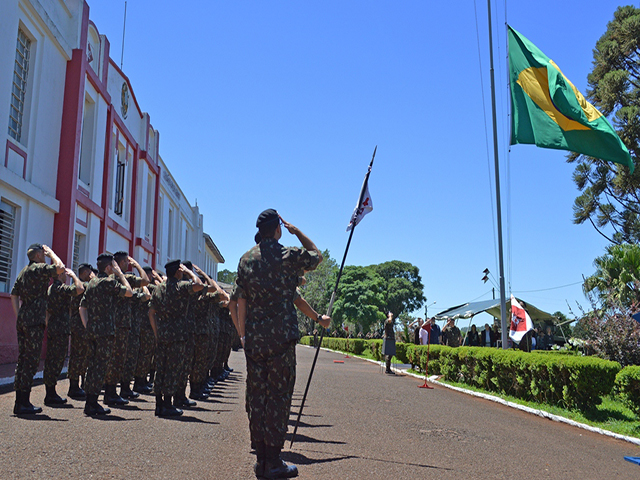 Tropa presta continência ao Pavilhão Nacional