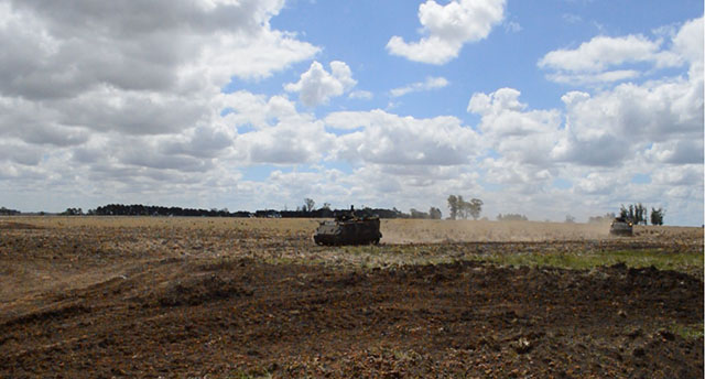 Blindado M 113 em deslocamento através campo