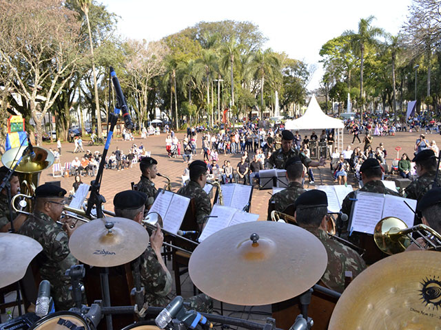 Banda toca com amigos (2)